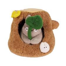 Peluches Totoro: Sun Arrow en Tronco de Árbol