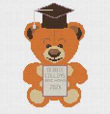 Graduación: Oso de Peluche con Punto de Cruz