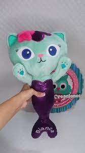 Gatirena: Peluche Mágico de Gaby y su Casa de Muñecas