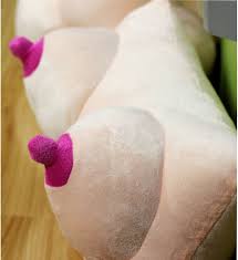 Jazlyn – Cojín de Peluche con Pechos Grandes